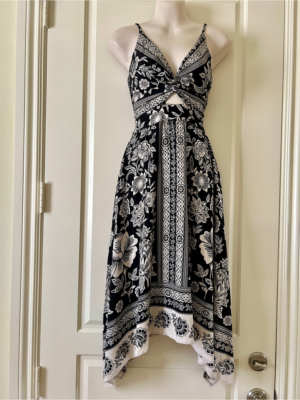 ANGIE Black & White Boho Floral Twist Front Cutout Handkerchief Dress, S, EUC